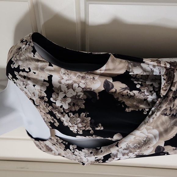 Faux Wrap-Front Keyhole Floral Dress - Picture 4 of 10